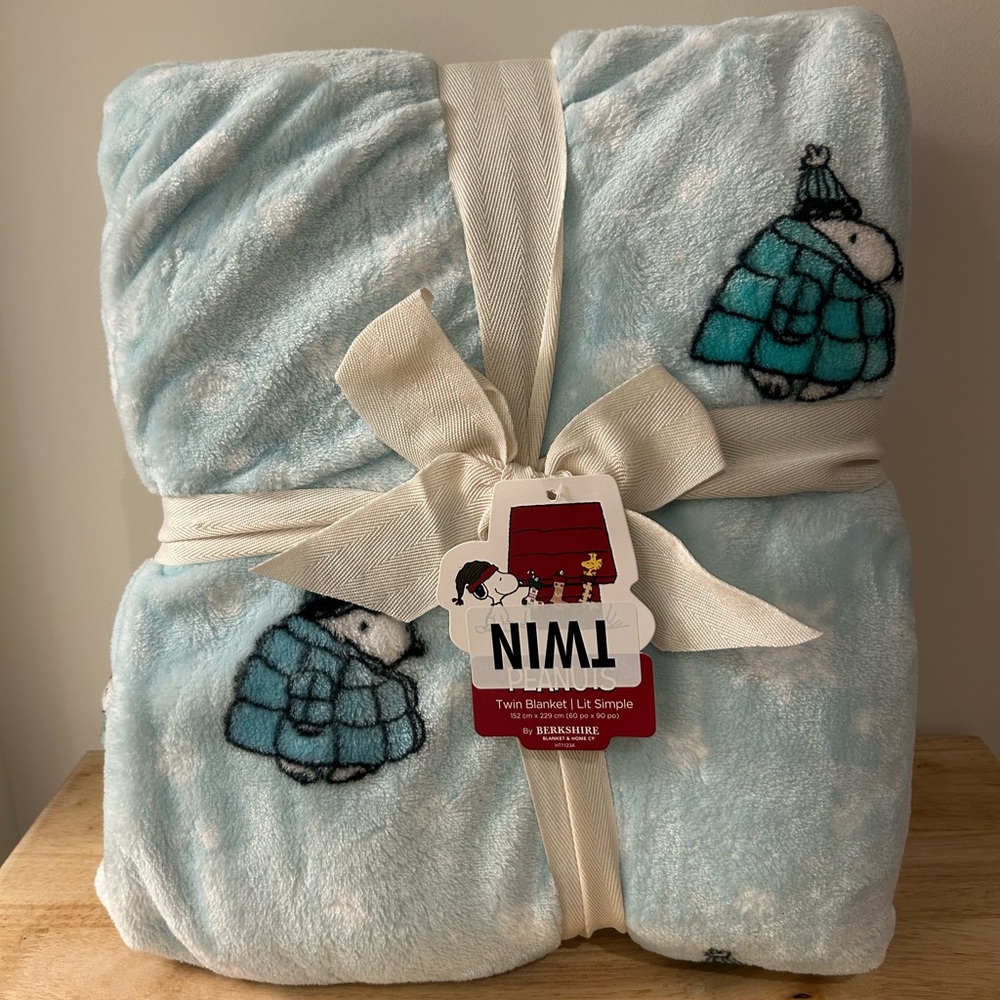 NWT: PEANUTS Snoopy in a blue puffer jacket blanket - TikTok VIRAL